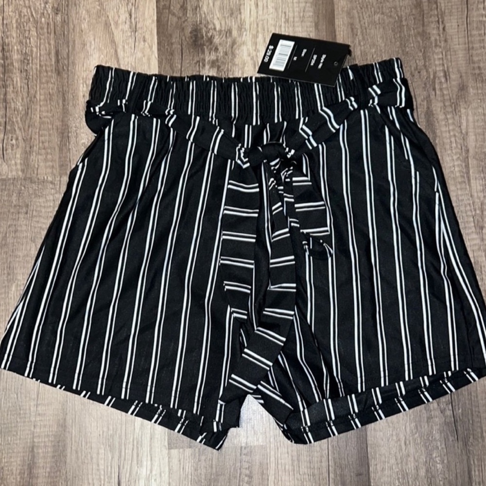 WOMEN STRIPED SHORTS